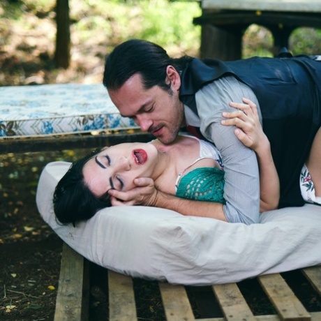 Magena Yama nue et son petit ami s'amusent dans une scène érotique en plein air.