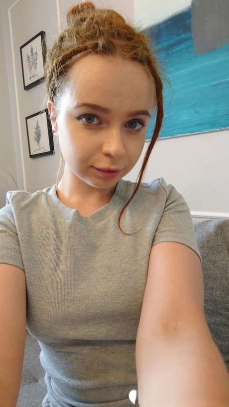 Lekfull ingefära amatör avslöjar hennes små bröst i hennes selfie-samling