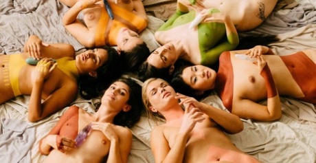 Европейская лесбиянка Julia Roca получает лизание киски в дикой оргии всех девушек
