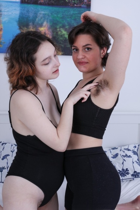 As lésbicas morenas Krista Williams e Maja Aguilar brincam com as conas peludas uma da outra