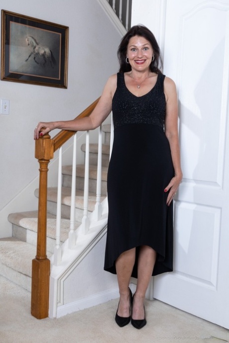 Söt mogen kvinna Joanna Jake visar upp sina stora bröst och håriga fitta på trappan