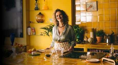 La ama de casa española Merce Palau se deja comer el coño por un semental