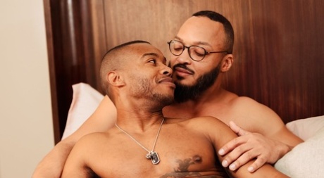 Los amantes gays de ébano Dillon Diaz y Jake Waters se besan a la francesa y se abrazan