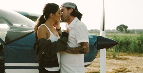 Evropská přítelkyně Carolina Abril se líbá se svým mužem v jeho vrtulníku