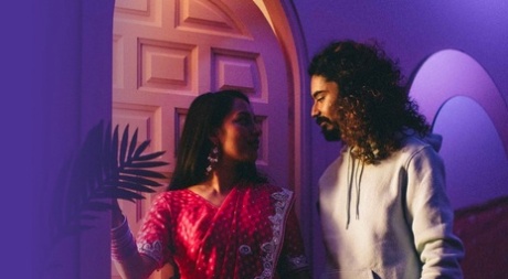 Erotisk indisk par har oralsex og doggystyle på sofaen