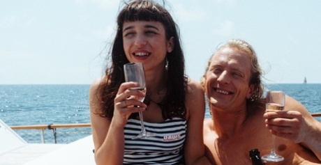 Den europæiske model Paulita Pappel poserer og kysser med sin mand på en yacht