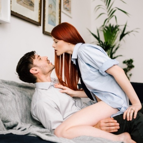 Roodharige Lucy Huxley toont haar perfecte tieten in een erotische scène met haar BF