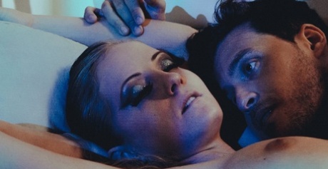Belleza rubia Sicilia posando con su hombre desnudo en la sesión de fotos eróticas