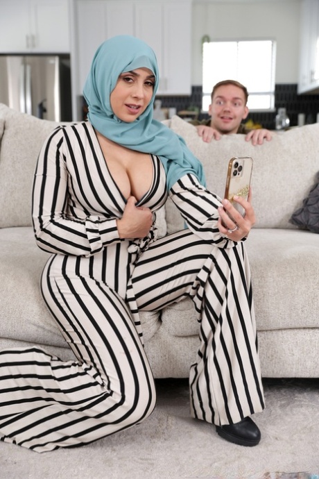 Den arabiske mor Lilly Hall får sine store bryster slikket og sin fisse udbenet af sin stedsøn