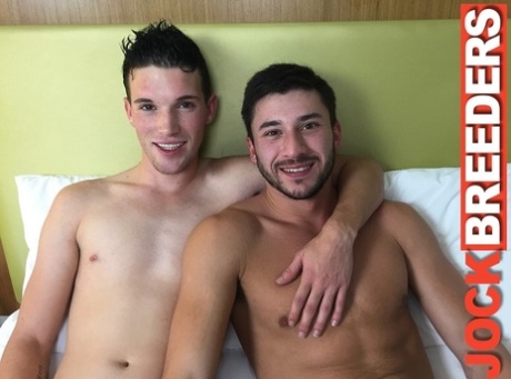 Os atletas amadores Christian Blue e Scott Demarco batem um no outro numa cama