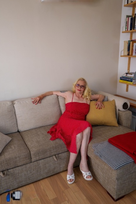 Perwersyjna dojrzała blondynka w okularach Celeste podnosi czerwoną sukienkę i chwyta ją za tyłek
