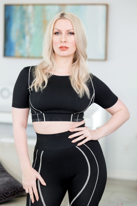 Niegrzeczna blondynka Sydney Paige uprawia ostry seks ze swoim pasierbem