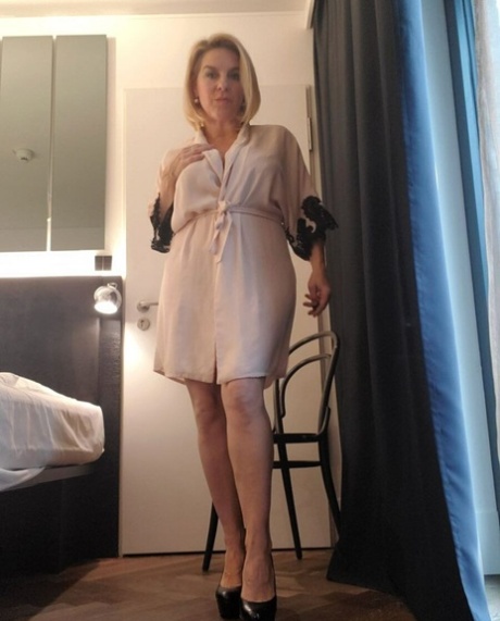 Blonde MILF Amateur neckt mit ihren erstaunlichen Kurven in sexy Unterwäsche