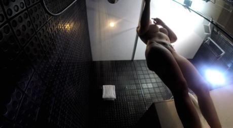 La pornostar bionda con le tette grosse Leya Falcon viene spiata mentre fa la doccia