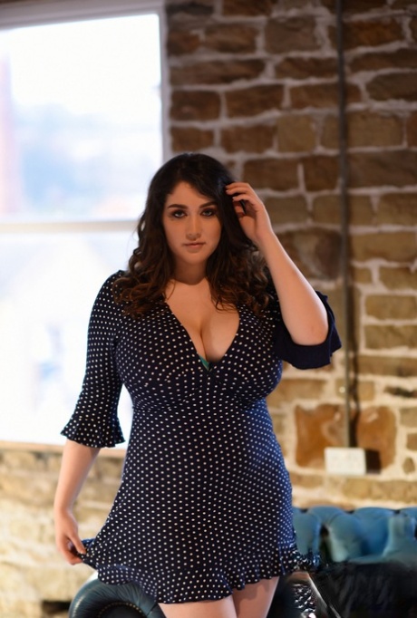 Sexy Fatty Bella B posiert in ihrem Kleid und enthüllt ihre riesigen natürlichen Titten