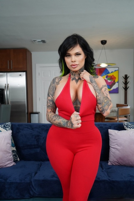 Tatuerad Latina med stora bröst och röv XWife Karen njuter av intensivt soffsex