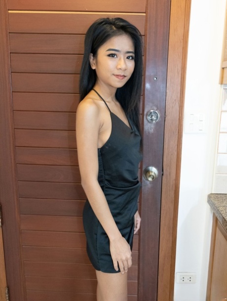 Hübsches asiatisches Babe Som entblößt ihre schönen Titten in einem heißen Tease in Fetischkleidung