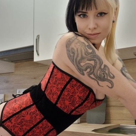 Amateur goth babe Kirajameson poseert in haar sexy korset en slipje