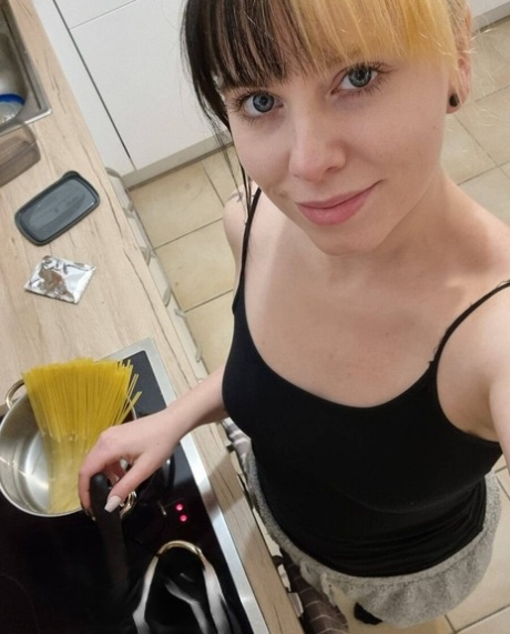 Hot amatørbabe Kirajameson viser sine kurver frem, mens hun laver mad i køkkenet