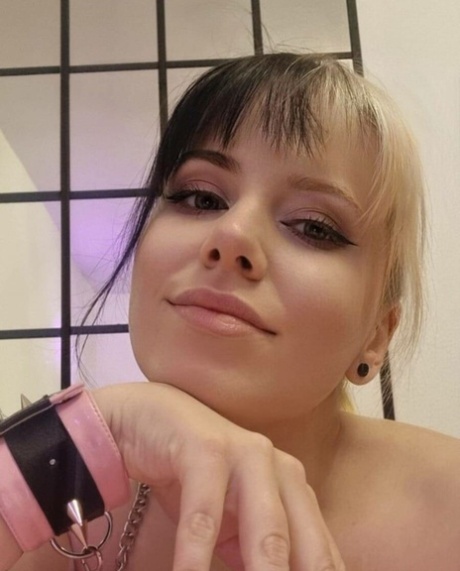Sexy Amateurin Kira Jameson posiert in ihrem pinken Latexkleid und Fersen in einem Solo