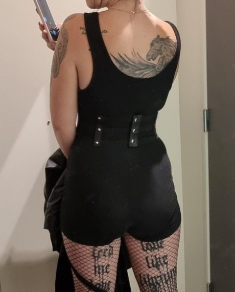 Mooie getatoeëerde babe showt haar mooie gezicht en haar grote booty