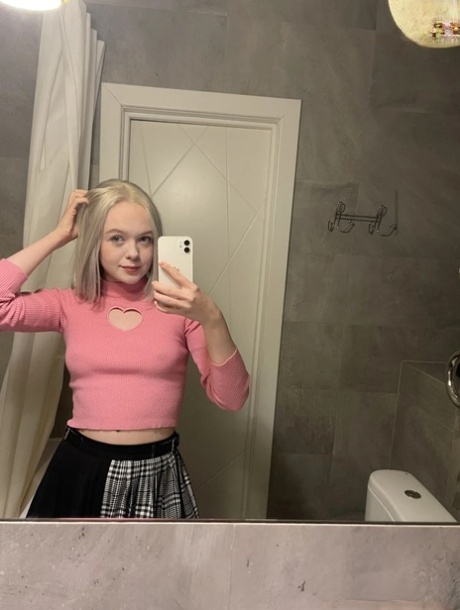 Blondes Teenie zeigt ihre kleinen Titten und ihr Schmetterlingstattoo