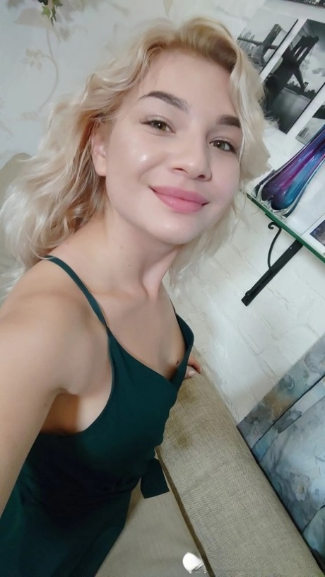 Une jolie blonde prend des selfies nus montrant ses seins magnifiques