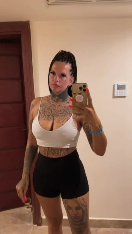 Nena glamorosa se desnuda y muestra su gran trasero mientras se toma selfies