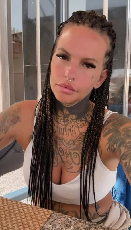 Une jolie petite fille prend des selfies sexy montrant ses superbes tatouages