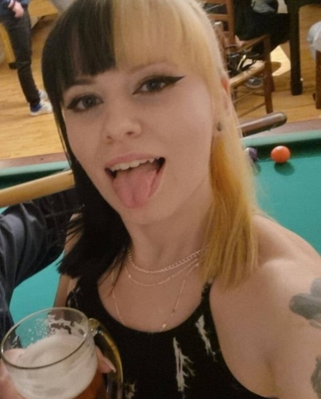 Hete amateur babe Kirajameson poseert in haar solo drink compilatie