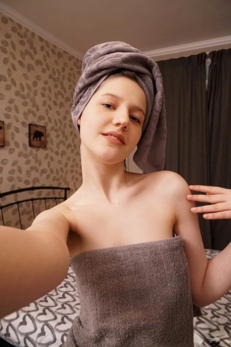 Prachtige amateur neemt naakt selfies waarop ze haar kleine tieten & haar likbare clitje laat zien