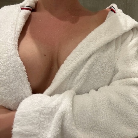 Nena sexy con cintura de avispa muestra su culo caliente y sus tetas firmes en lencería