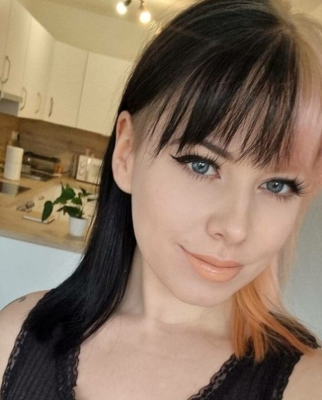 Glamouröse Goth-Amateurin Kira Jameson posiert und zeigt ihren geilen Arsch in einem Solo