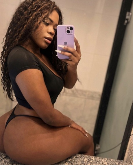 Sexy Latina Luana toma selfies de sus increíbles curvas en el espejo