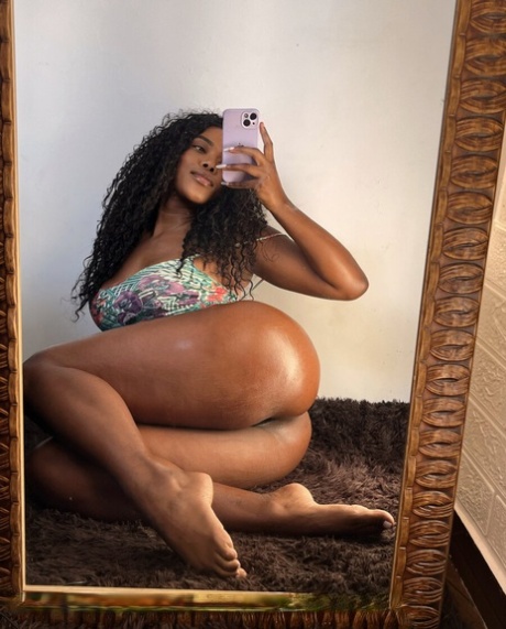 Sexy Latina Luana macht Selfies von ihren unglaublichen Kurven im Spiegel