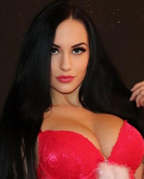 Une belle jeune fille taquine ses gros seins dans une compilation de lingerie sexy
