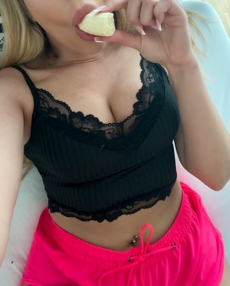 Sexy amateur nena teases con su increíble botín en caliente rosa shorts