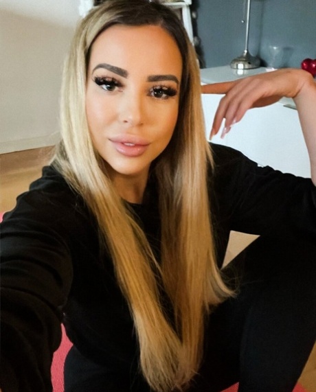 Blondýnka hottie si pořizuje sexy selfie svého velkého zadku a podbřišku