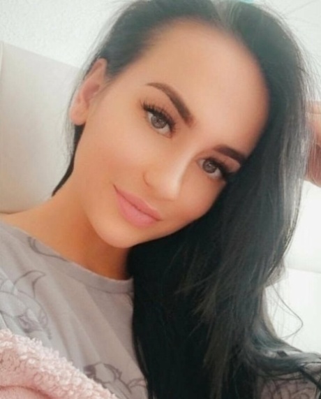 Grünäugiges Amateur-Babe Lola Candy zeigt ihr Dekolleté und ihren Arsch in einer Kompilation