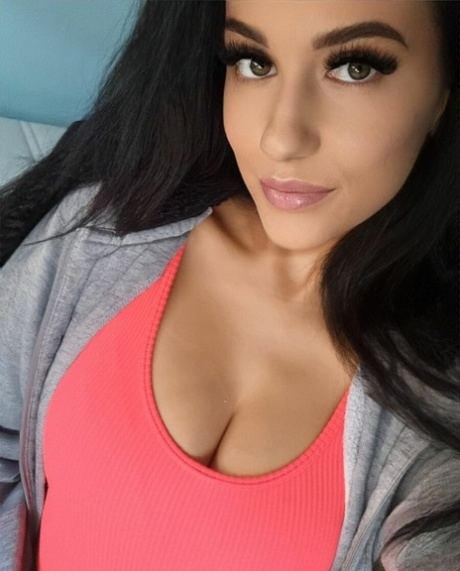 Preciosa amateur se burla de sus grandes tetas en una compilación de lencería sexy