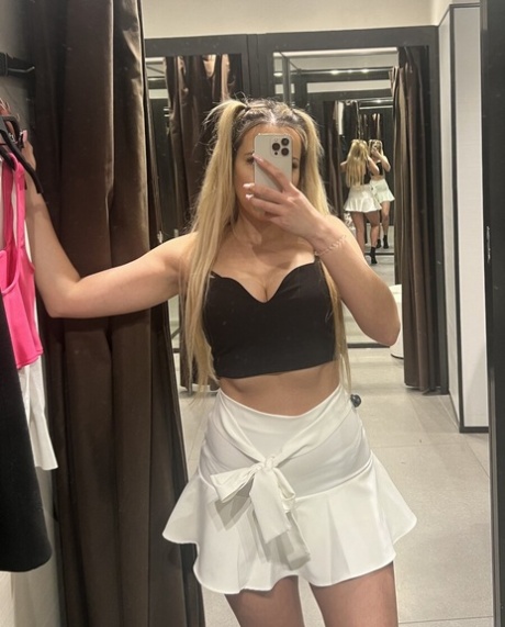 Prachtige babe pronkt met haar lekkere kontje in een hete compilatie met sexy outfits aan