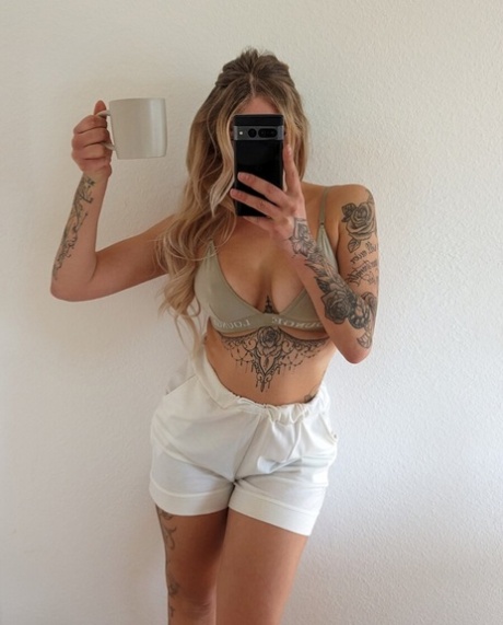 La perversa Hailee Summer, tatuata, mette in mostra il suo culo rotondo e posa in un assolo