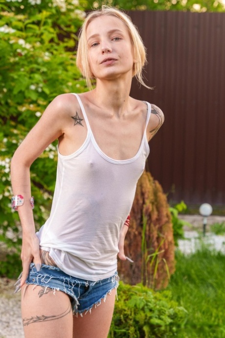 Štíhlá evropská teenagerka Tea Mint se chlubí svými malými prsy a masturbuje venku