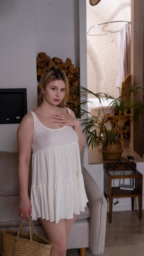 Curvy teen Eliz Benson vychloubá její velká prsa a tlustou prdel, než si pohrává