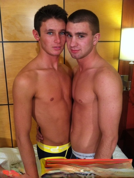 Skinny Homosexuell Brünetten Tyler Stone und Damon Archer bang hart auf ihrem Bett