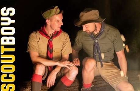 Le chef scout Snow, gay et musclé, s