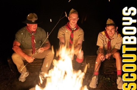 Twinks Scout Damien & Scout Serg hebben een wild anaal viergevecht met hun meesters