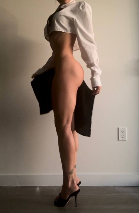 OnlyFans snygging Victoria Broshkina visar upp sina perfekta ben och sin stora rumpa