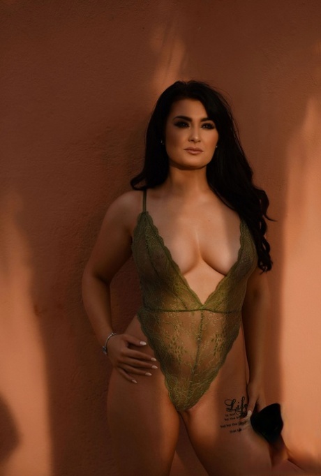 La impresionante belleza Ashleigh Gee hace alarde de su increíble cuerpo curvilíneo al aire libre