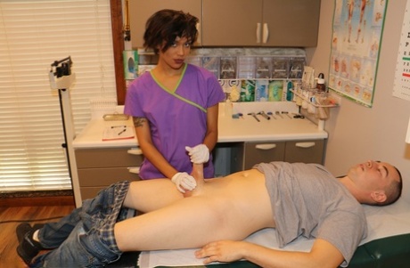 A enfermeira Jasmine Barnes faz uma punheta a um garanhão pendurado com as suas luvas de látex calçadas